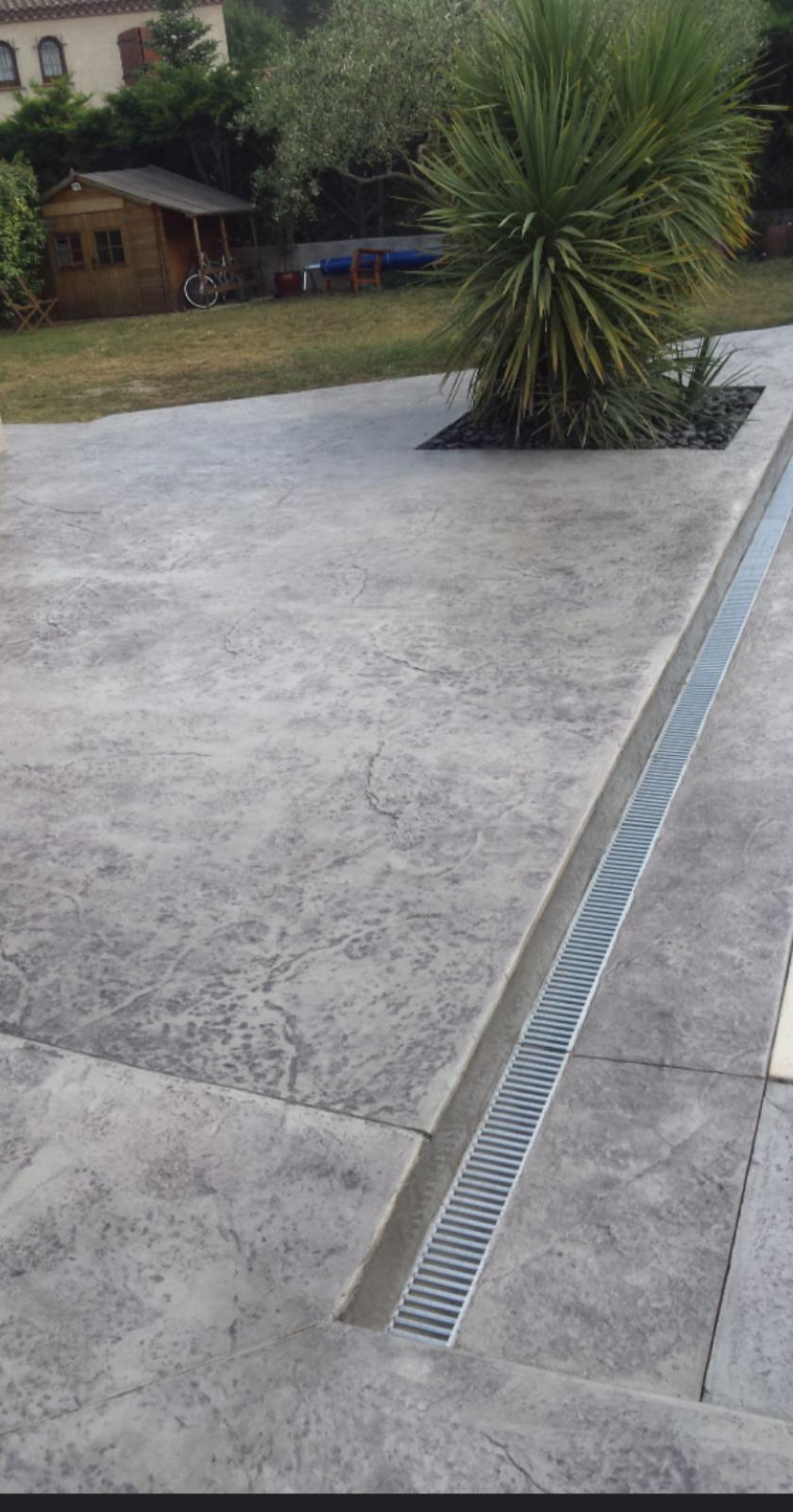 Béton imprimé dans un jardin