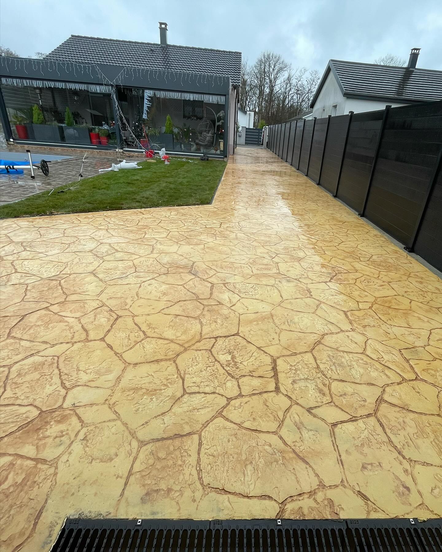 Terrasse en béton imprimé finalisée