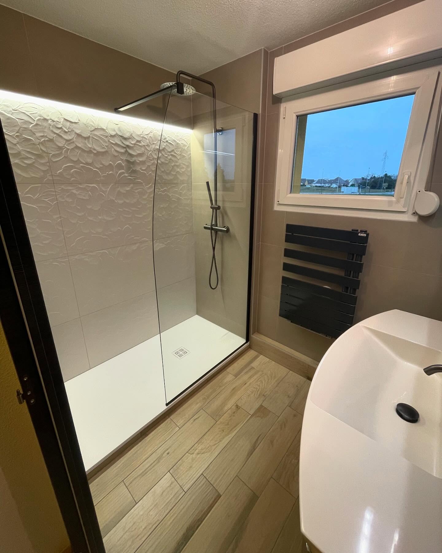 Salle de bain terminée avec douche à l'italienne
